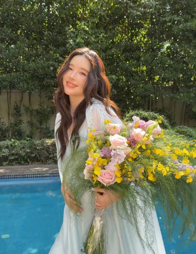 阚清子晒孕肚照官宣怀孕:最好的礼物